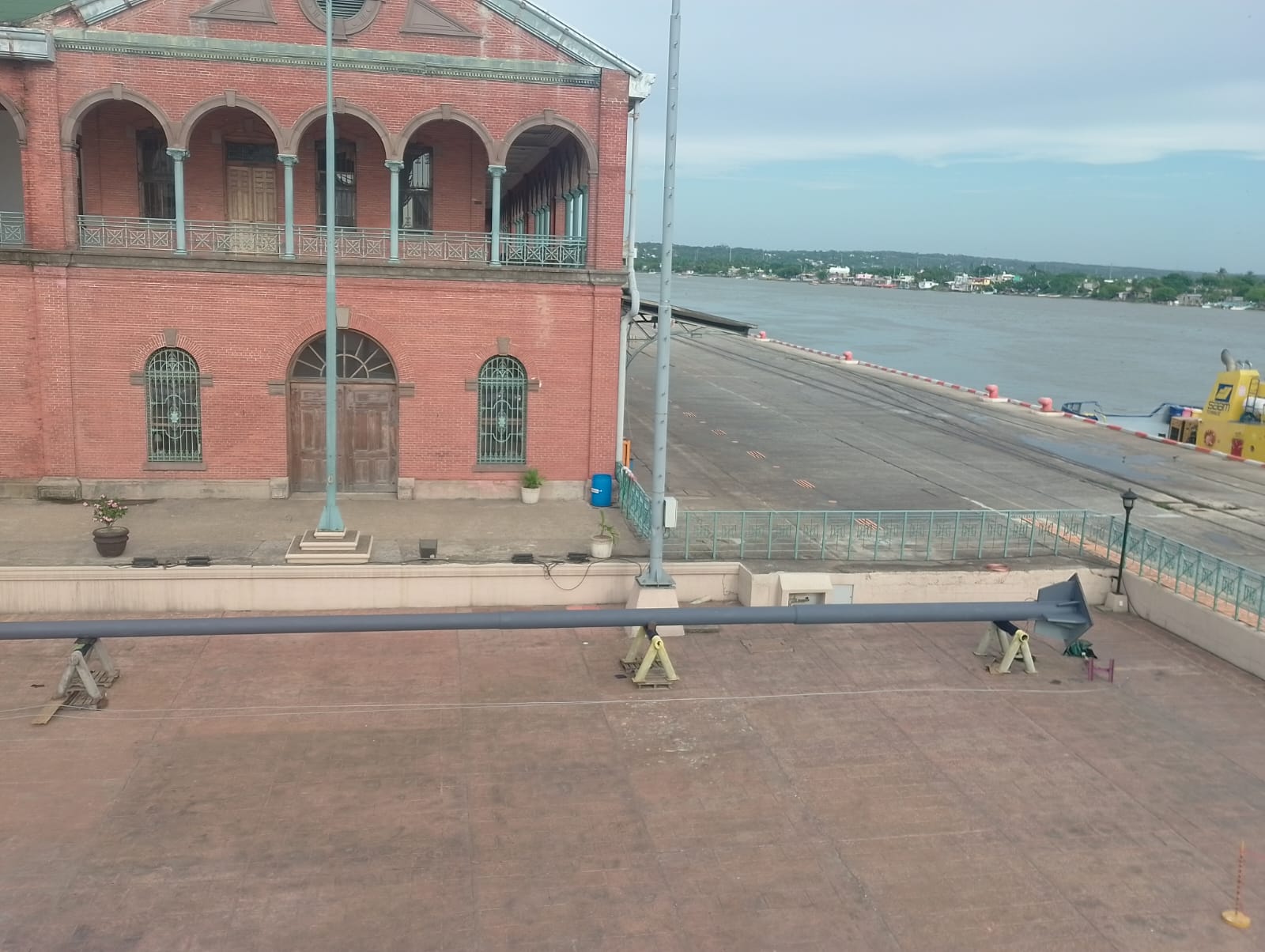 Asta monumental en una plaza