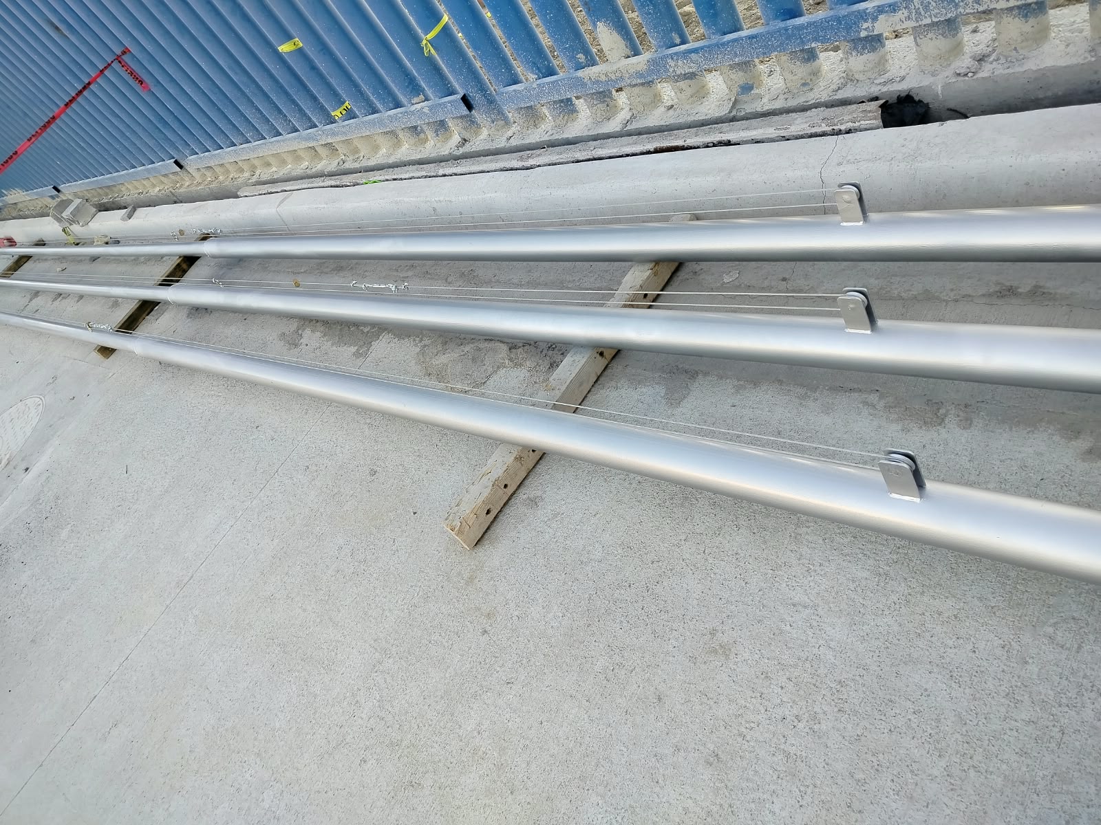 Astas terminadas y preparadas para su instalación
