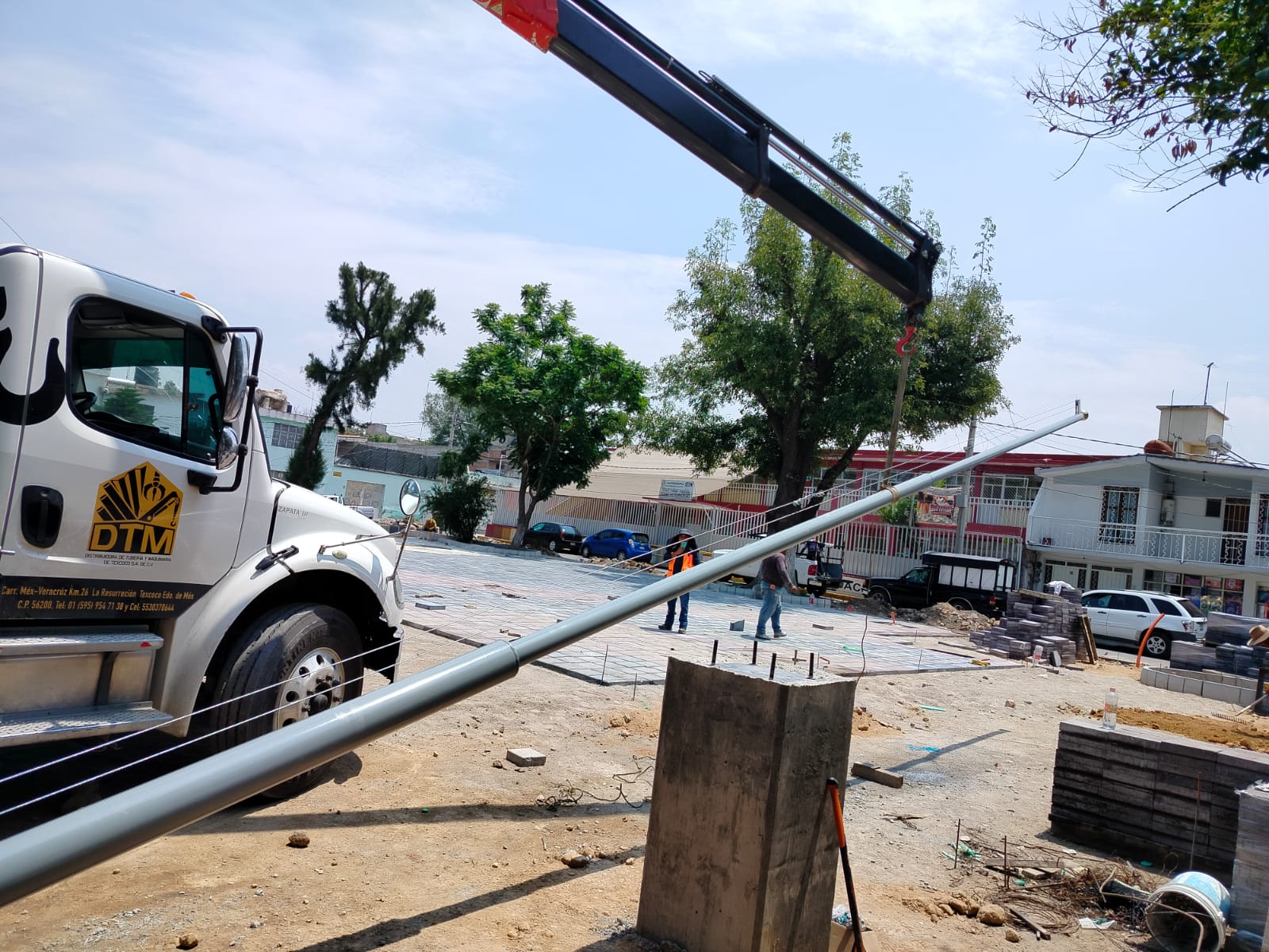 Instalación de asta con apoyo de grúa