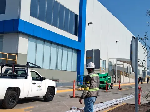 Asta instalada frente a un edificio
