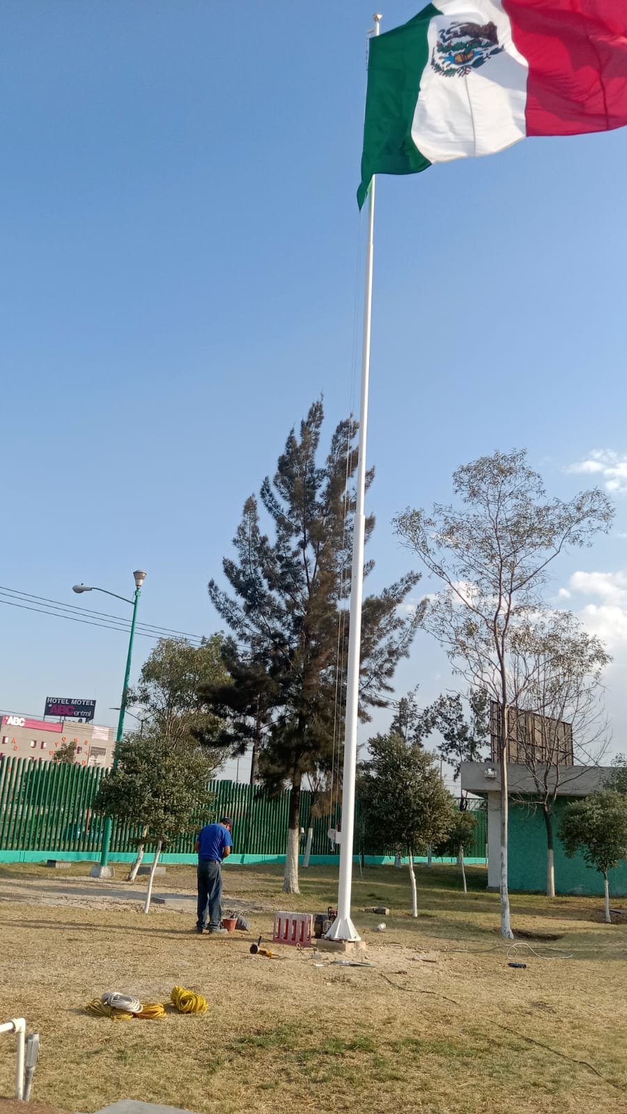 Bandera de México ondeando en un asta de gran altura