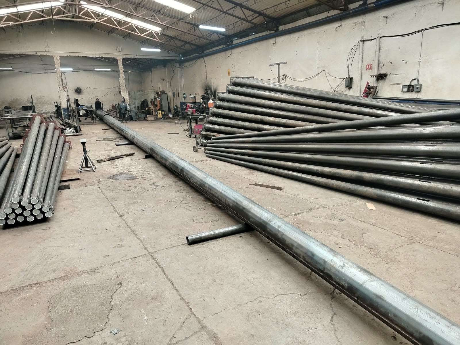 Astas de metal en proceso de fabricación dentro del taller