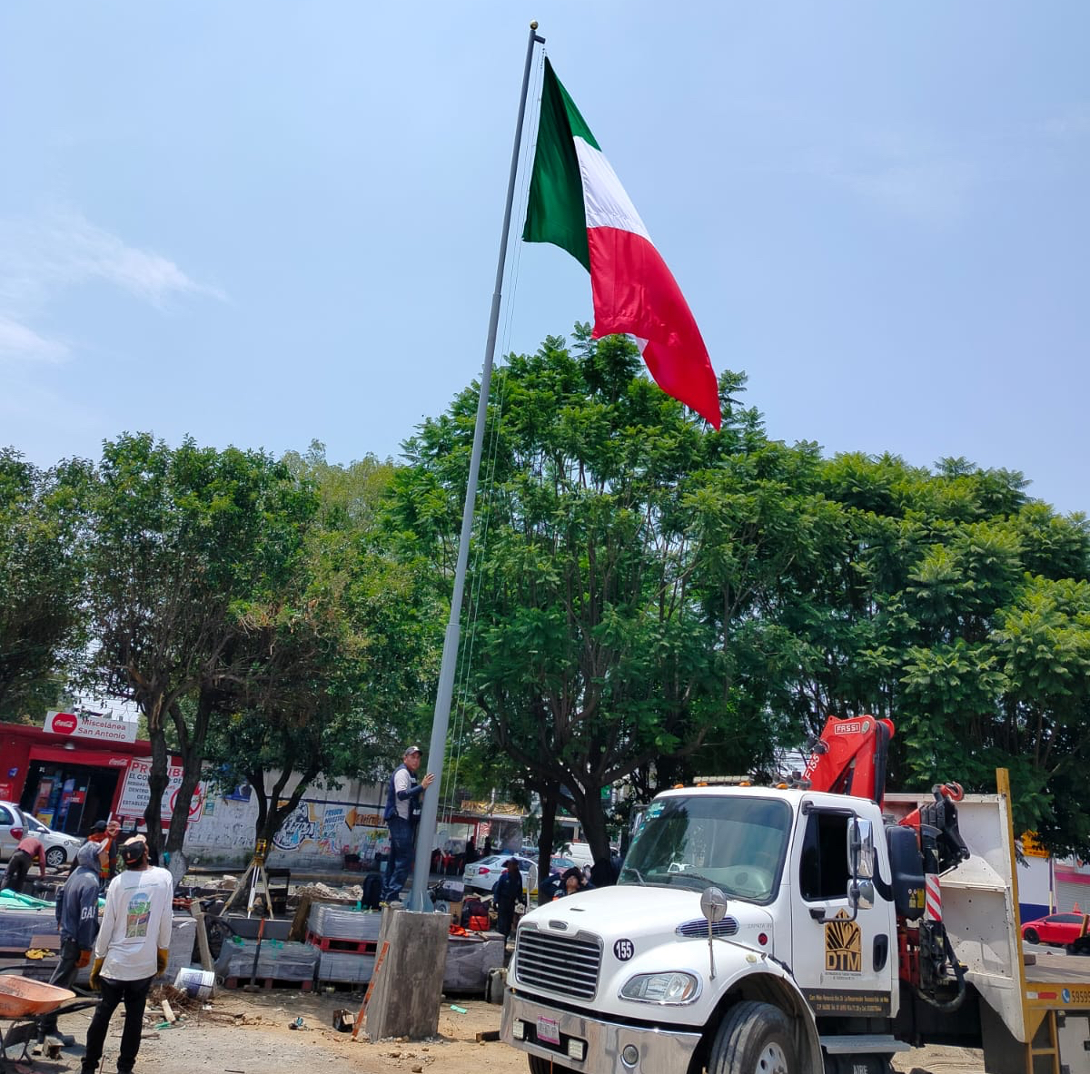 Bandera de México ondeando en un espacio público